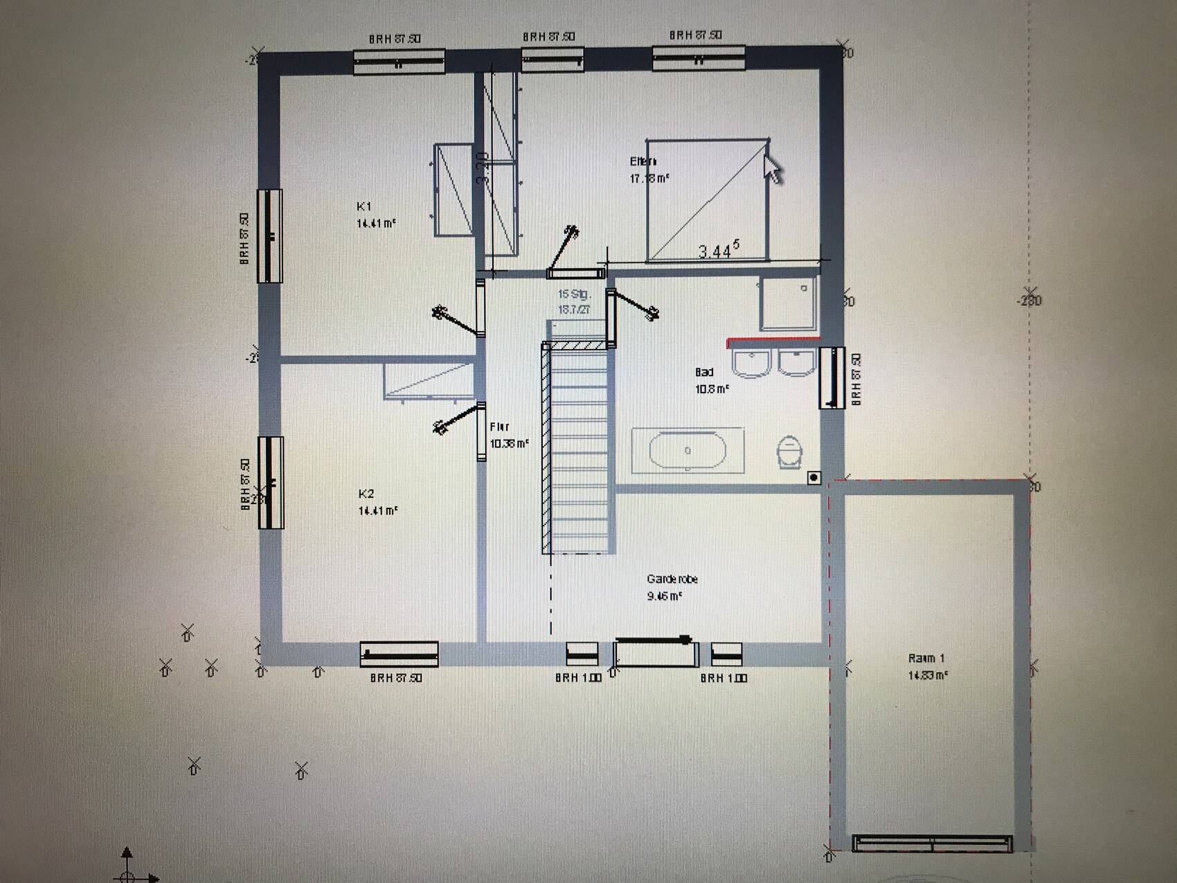 Grundriss eines Hauses mit Treppe, Bad, K1, K2, Flur, Raum 1.