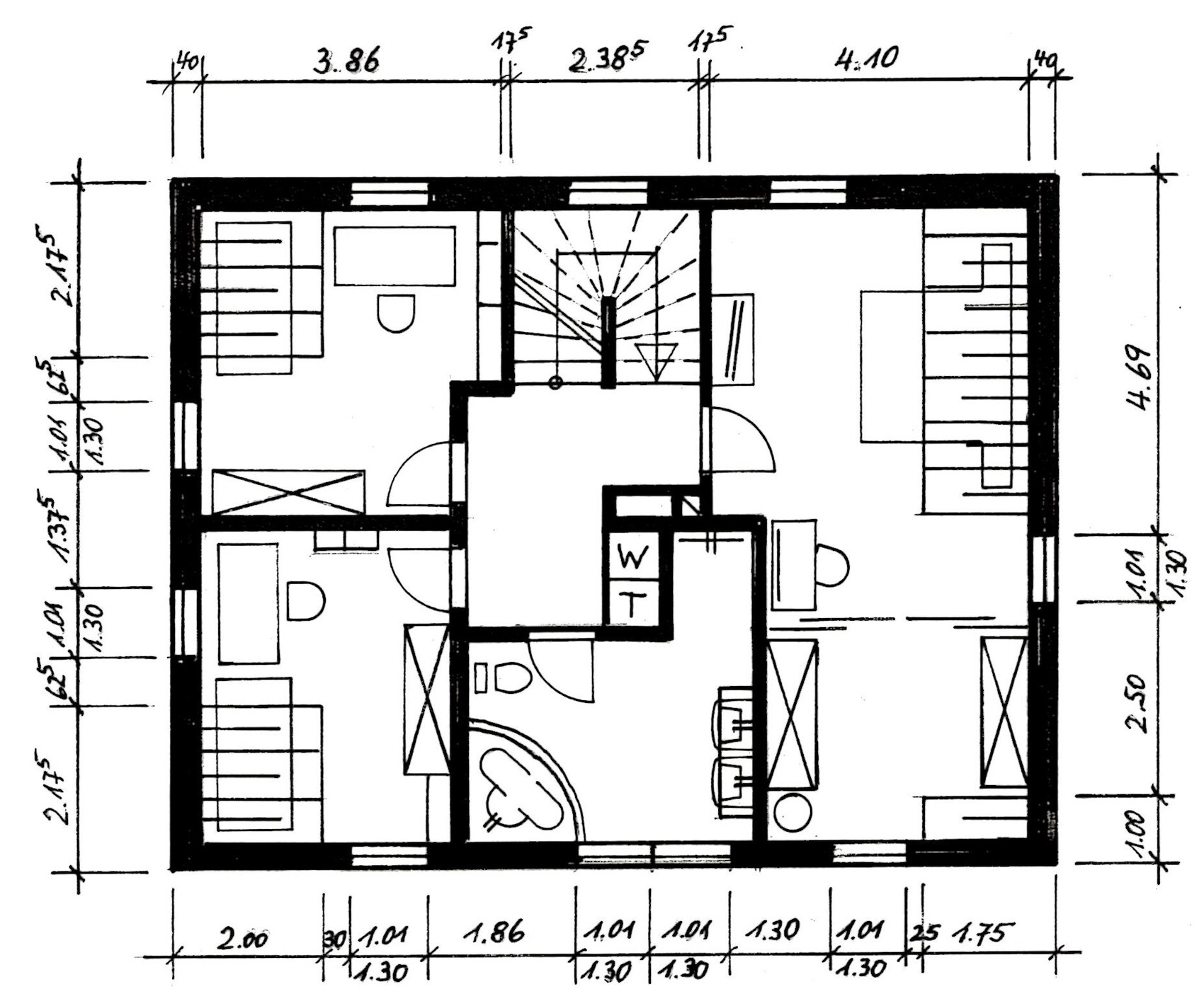 Grundriss eines Wohnhauses mit zentraler Treppe, mehreren Zimmern und Möbeln.