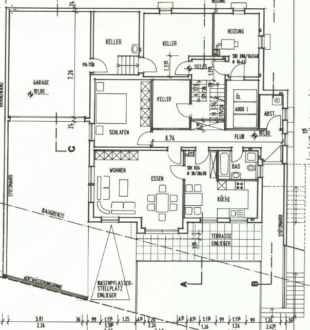 Grundriss eines Hauses mit Wohnen, Essen, Küche, Bad, Flur, Keller und Garage inkl. Terrasse.