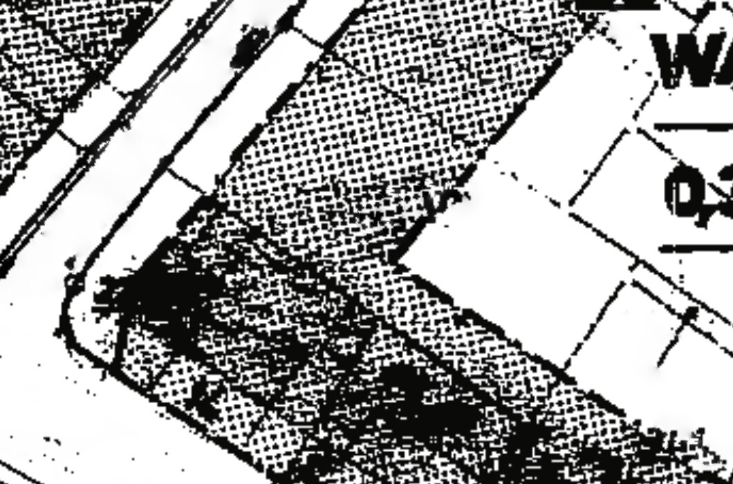 Schwarz-weißes Halftone-Bild eines Gehwegs mit diagonaler Kante und rauer Struktur.
