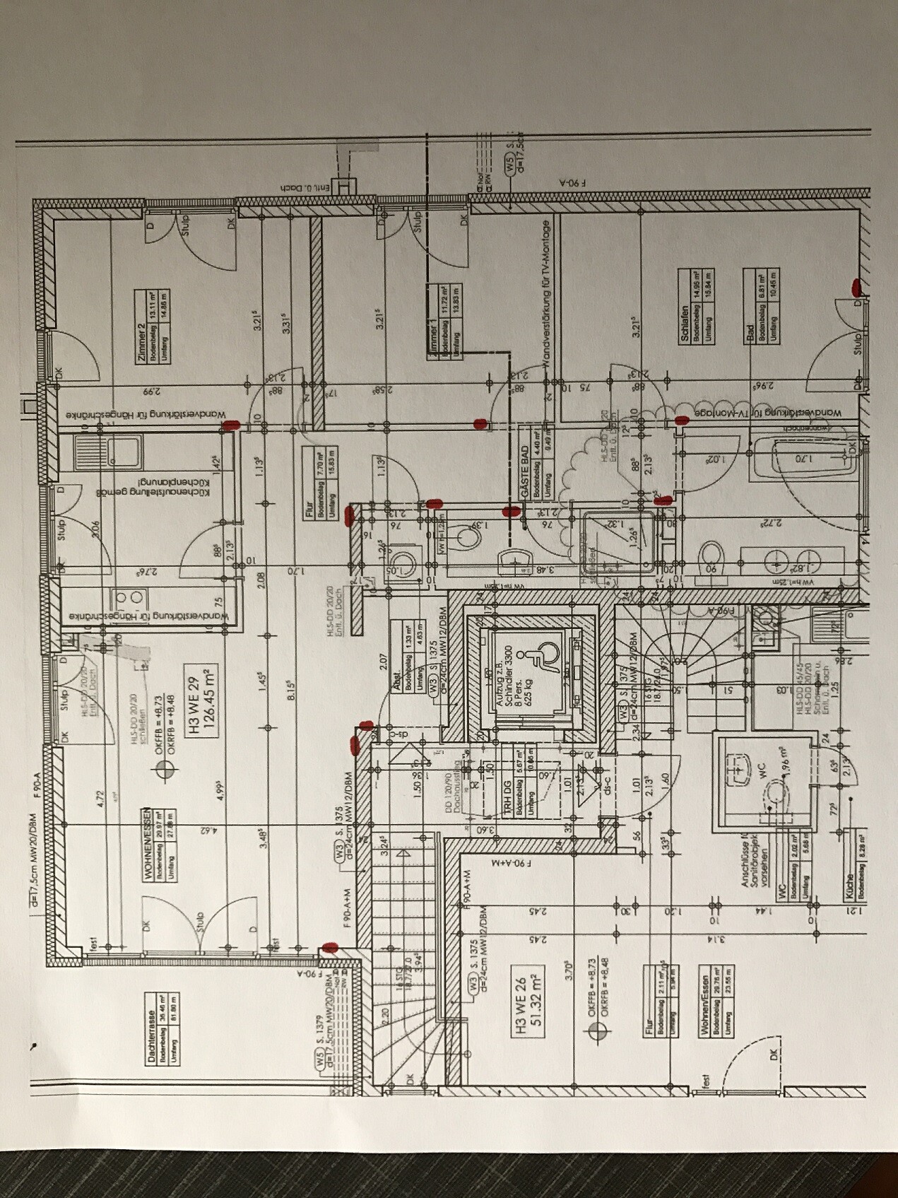 Grundriss eines Hauses mit Raumaufteilung, Wänden, Türen, Maßangaben und roten Markierungen