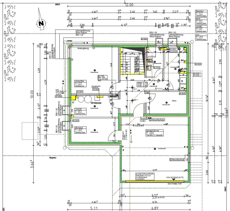 Grundrissplan eines Hauses: Maßgetreuer Bauplan mit Wänden, Türen, Räumen und Nordpfeil.