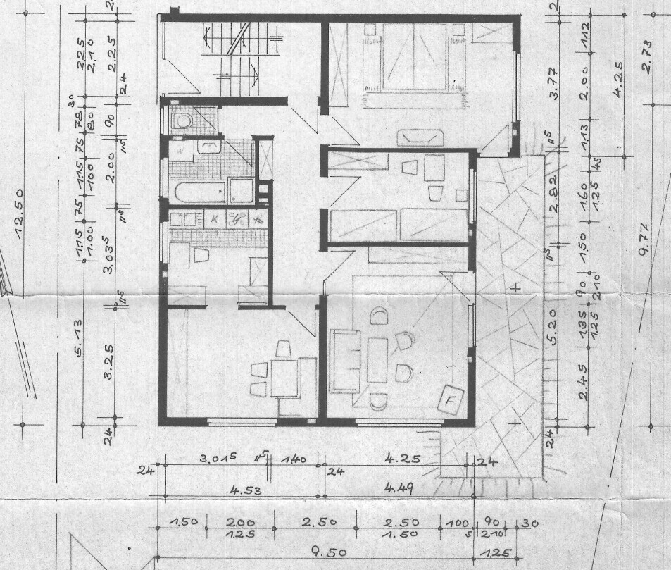 Grundriss eines Hauses: Küche, Bad, Wohnzimmer, Schlafzimmer, Treppenhaus, Terrasse.