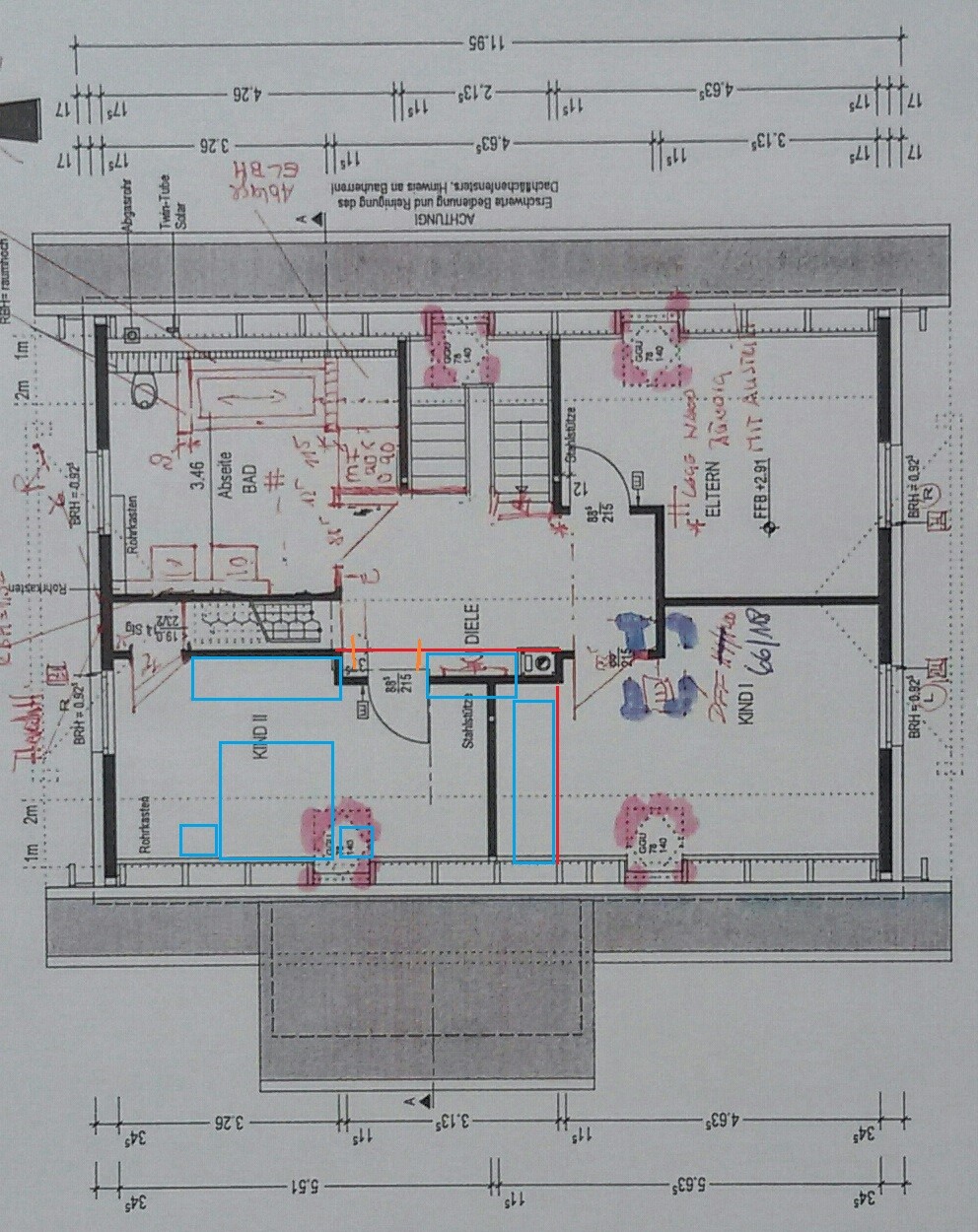 Grundriss eines Hauses mit mehreren Zimmern, Treppe, Türen und Maßlinien; blaue Markierungen.