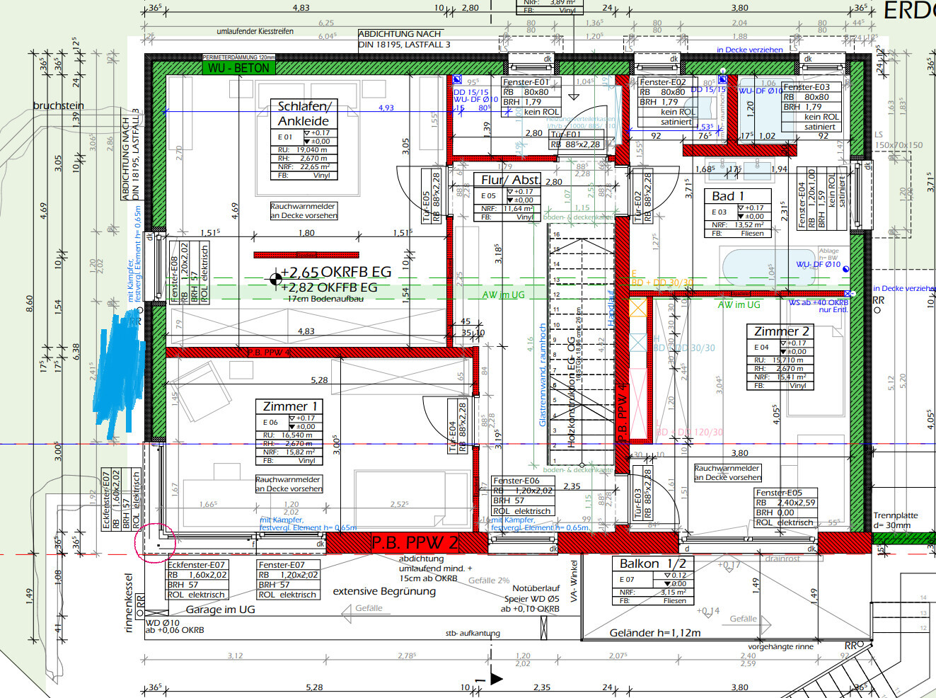 Detaillierter Grundriss eines Hauses: Zimmer 1–2, Flur, Bad, Balkon, Garage im UG.