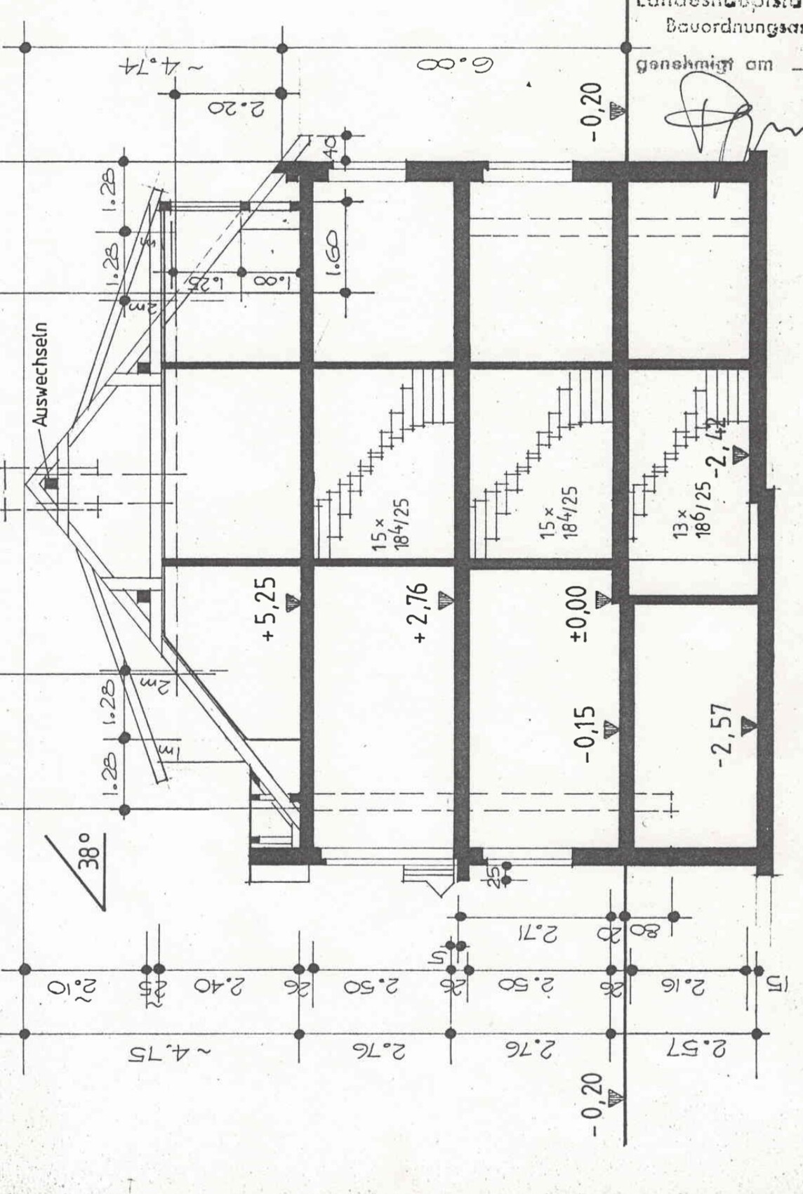 Technischer Bauplan/Grundriss: Wände, Türen, Treppen, Maßlinien und Beschriftungen.
