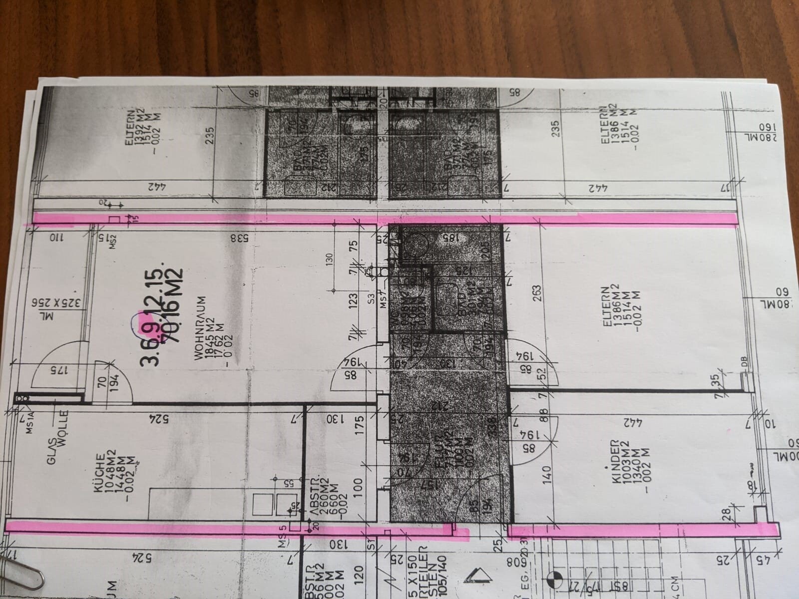 Grundriss eines Hauses mit Küche, Eltern- und Kinderzimmer; pink markierte Linien.