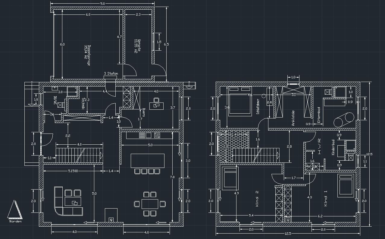 Technischer Grundriss eines Hauses mit zwei Ebenen, Türen, Treppen und Möbeln.