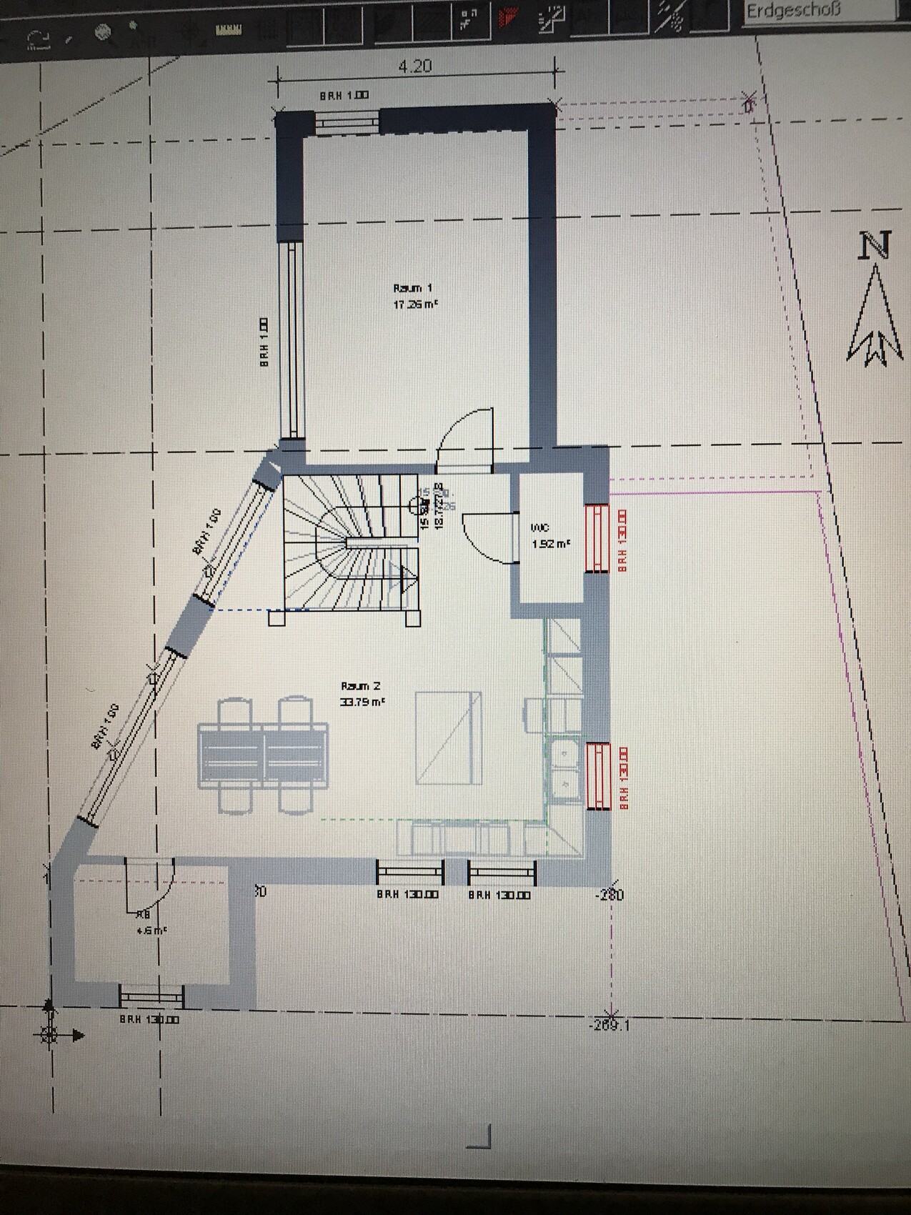 Grundriss Erdgeschoss: Raum 1, Raum 2, Treppe, Küche, Essecke; Nordpfeil.