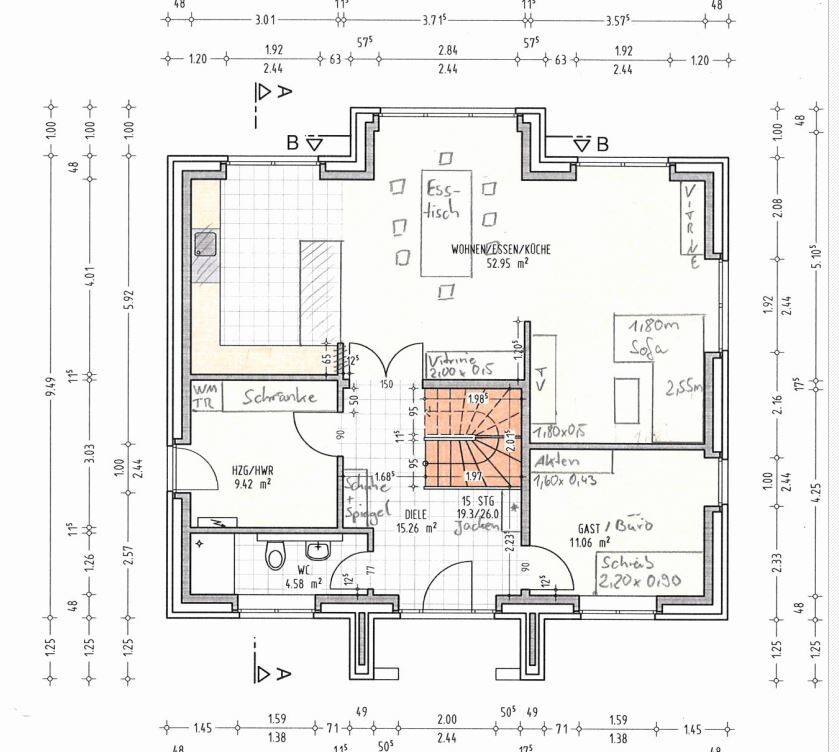 Grundriss eines Hauses mit Wohnzimmer, Küche, Schlafzimmer, Bad, Flur und Treppenhaus.