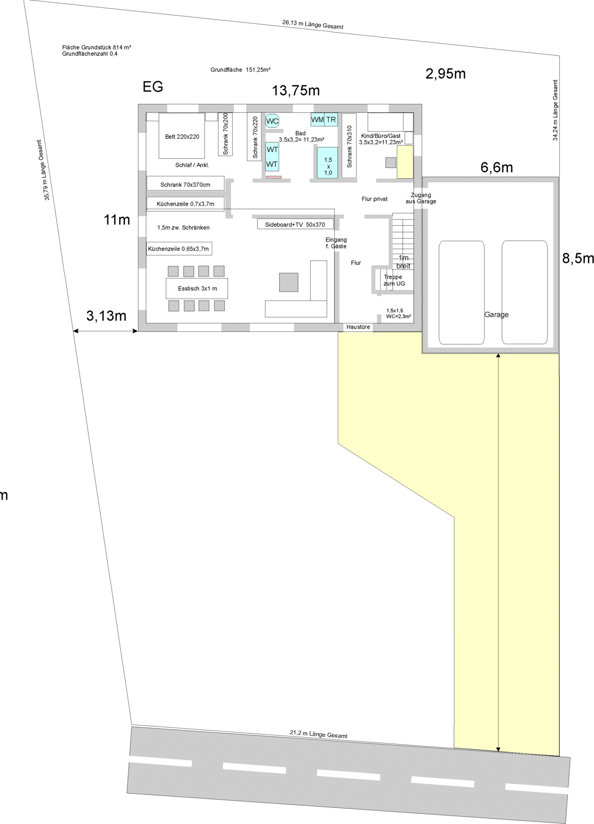 Grundriss des Erdgeschosses eines Hauses mit Küche, Essbereich, Wohnzimmer, Bad, Flur und Garage