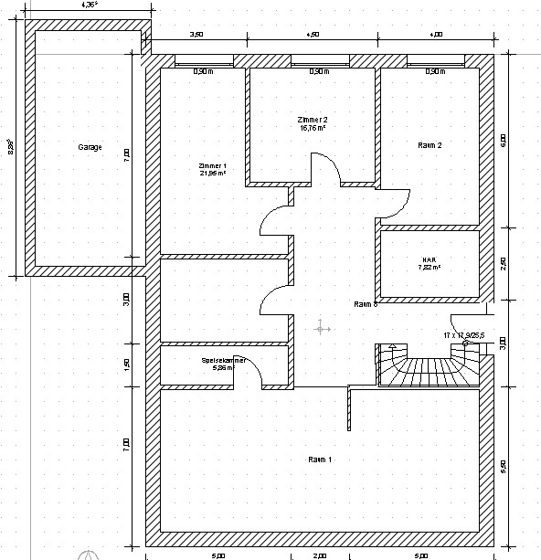 Grundriss eines Hauses: Garage links, mehrere Zimmer, Speisekammer, Treppe und Flure.