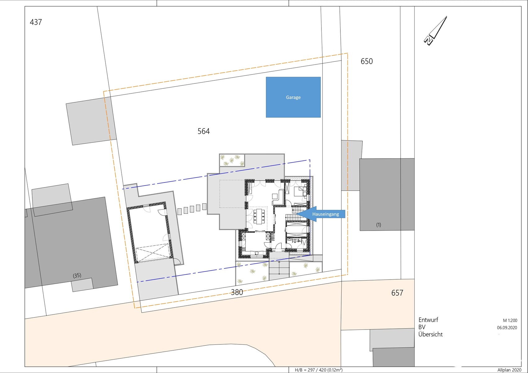 Lageplan eines Einfamilienhauses mit Garage, Hauseingang, Gartenfläche und Grundstücksgrenze.