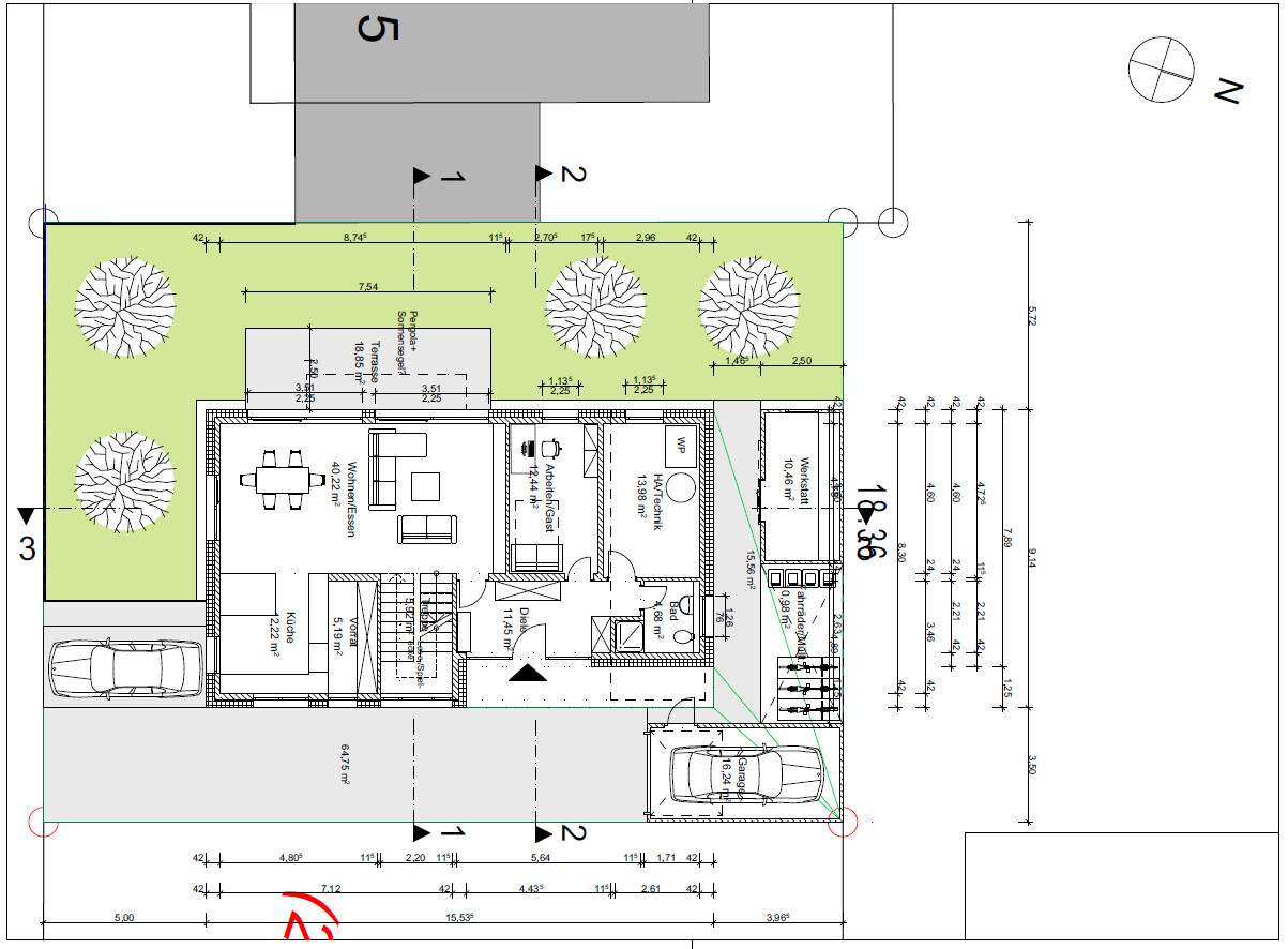 Grundrissplan eines Hauses mit Garten, zwei Autos, Bäumen, Terrassen und Eingangsbereich.