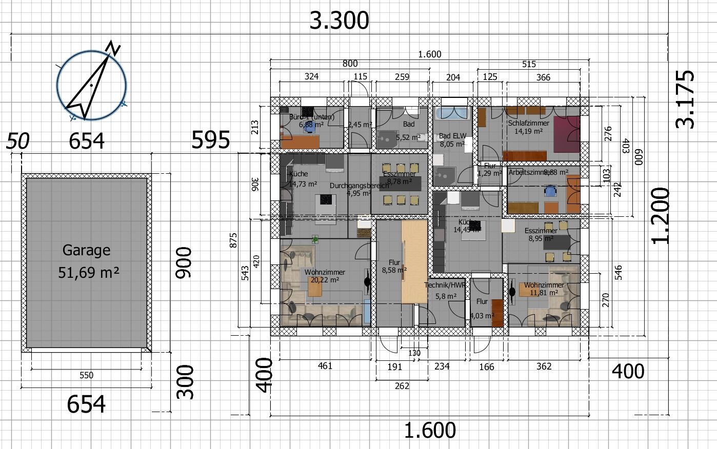 Grundriss eines Hauses mit mehreren Zimmern und einer Garage links; Kompass oben links.