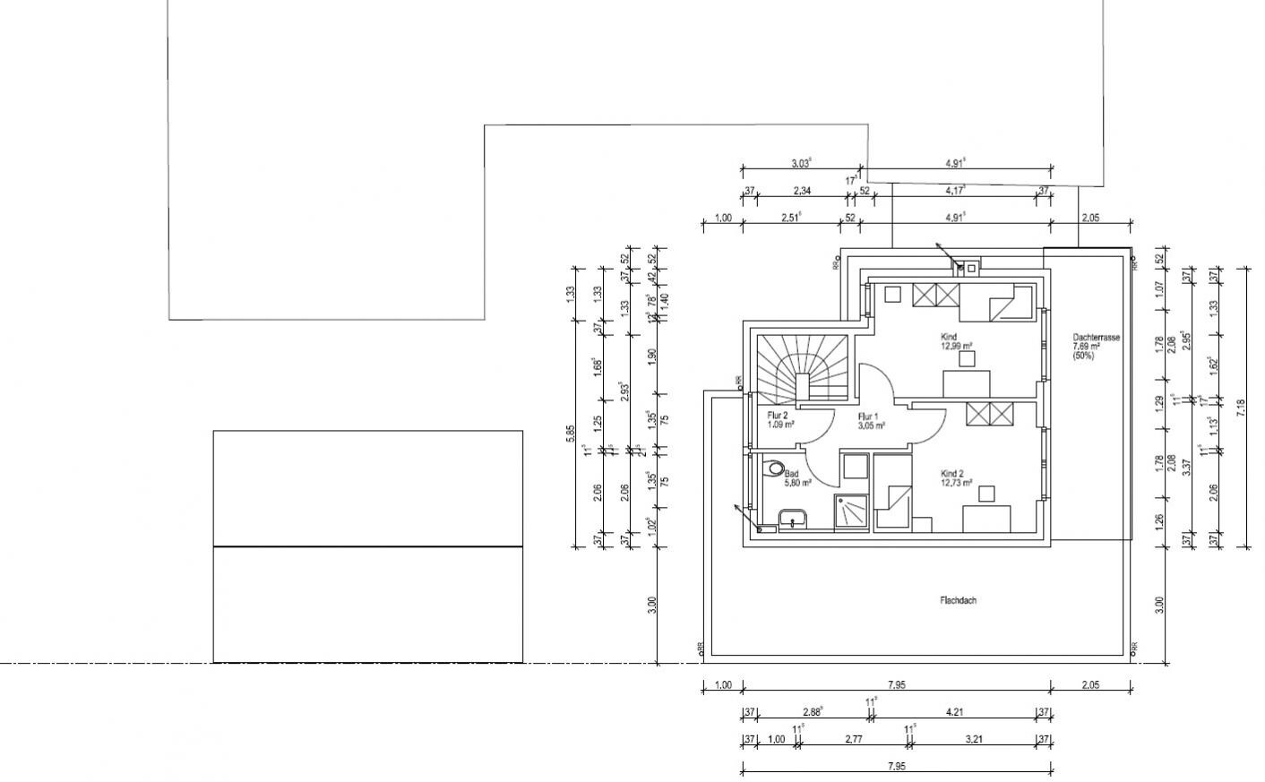 Grundriss eines Hauses mit Treppe, zwei Kinderzimmern, Bad, Flur und Dachterrasse