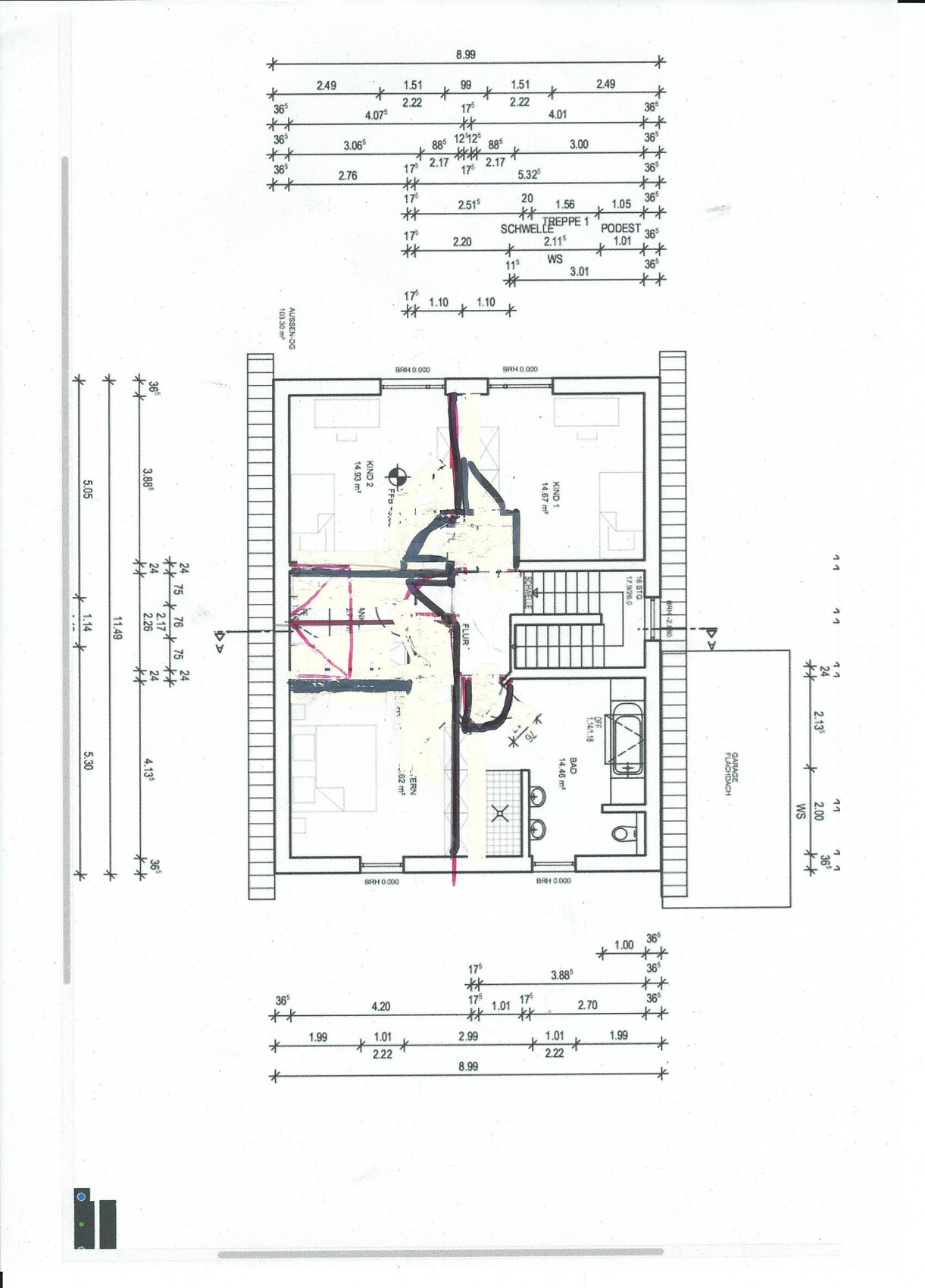 Grundriss einer Wohnung mit Wohnzimmer, Küche, Bad, Schlafzimmer und Flur, inkl. Treppenhaus.