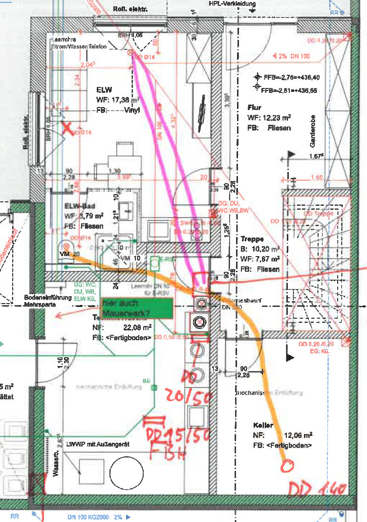 Grundriss eines Gebäudes mit mehreren Räumen, Treppen, Bad, Küche, Wänden und farbigen Linien.