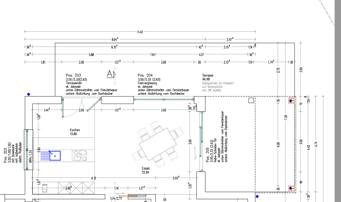Grundriss eines Hauses mit Küche, Essbereich und Terrasse, inklusive Maßangaben.