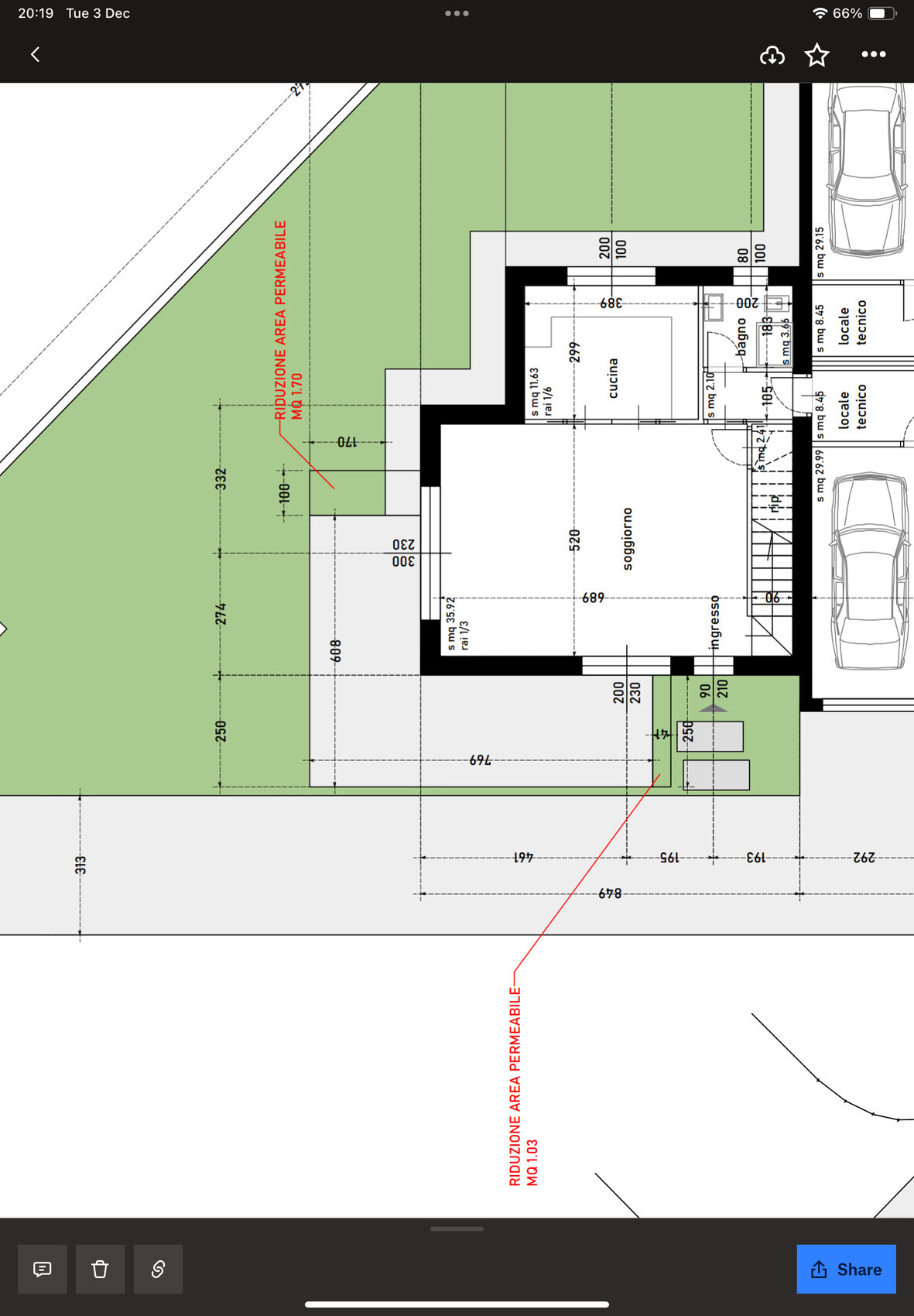 Grundriss eines Hauses mit Wohnzimmer, Küche, Eingang, Garage (Autos), Garten.