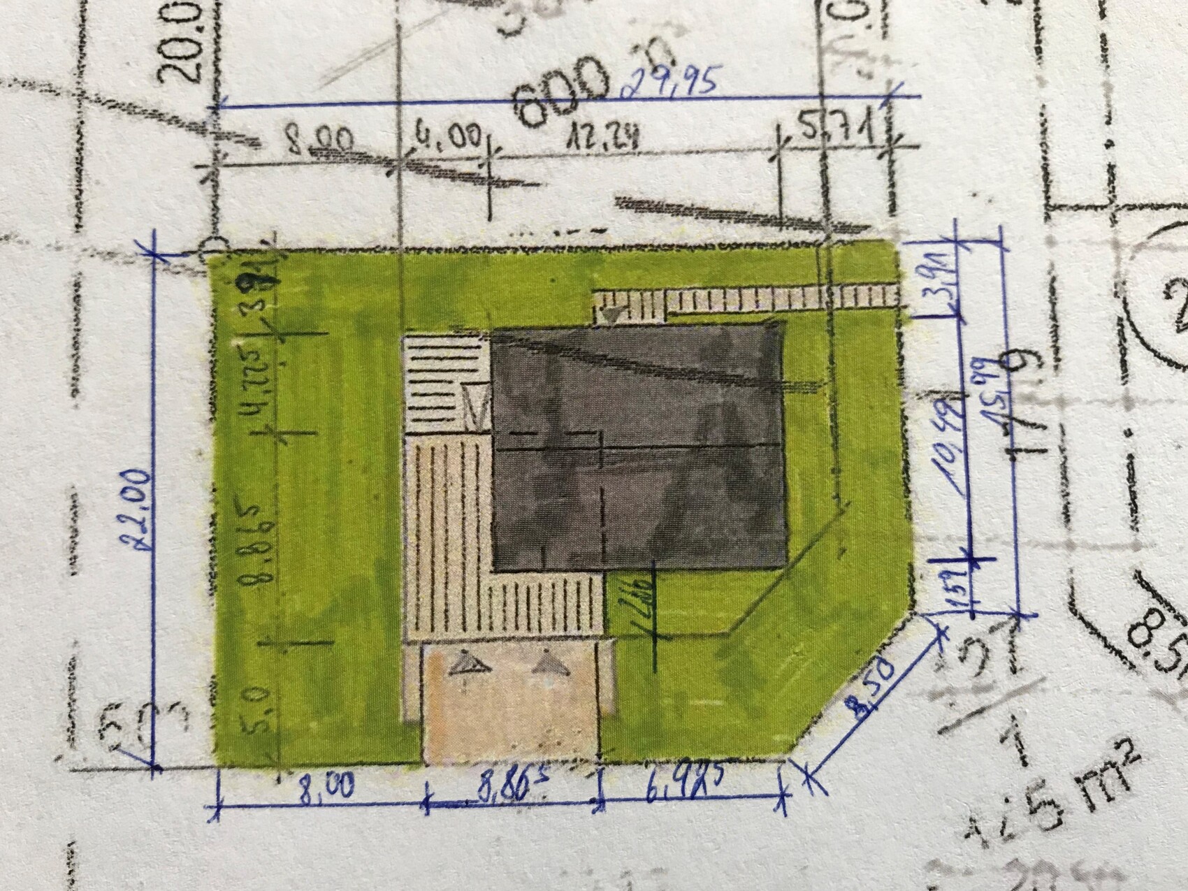 Grundriss eines Gartens: zentrales Haus, umlaufende Rasenfläche, Terrasse und Treppe.
