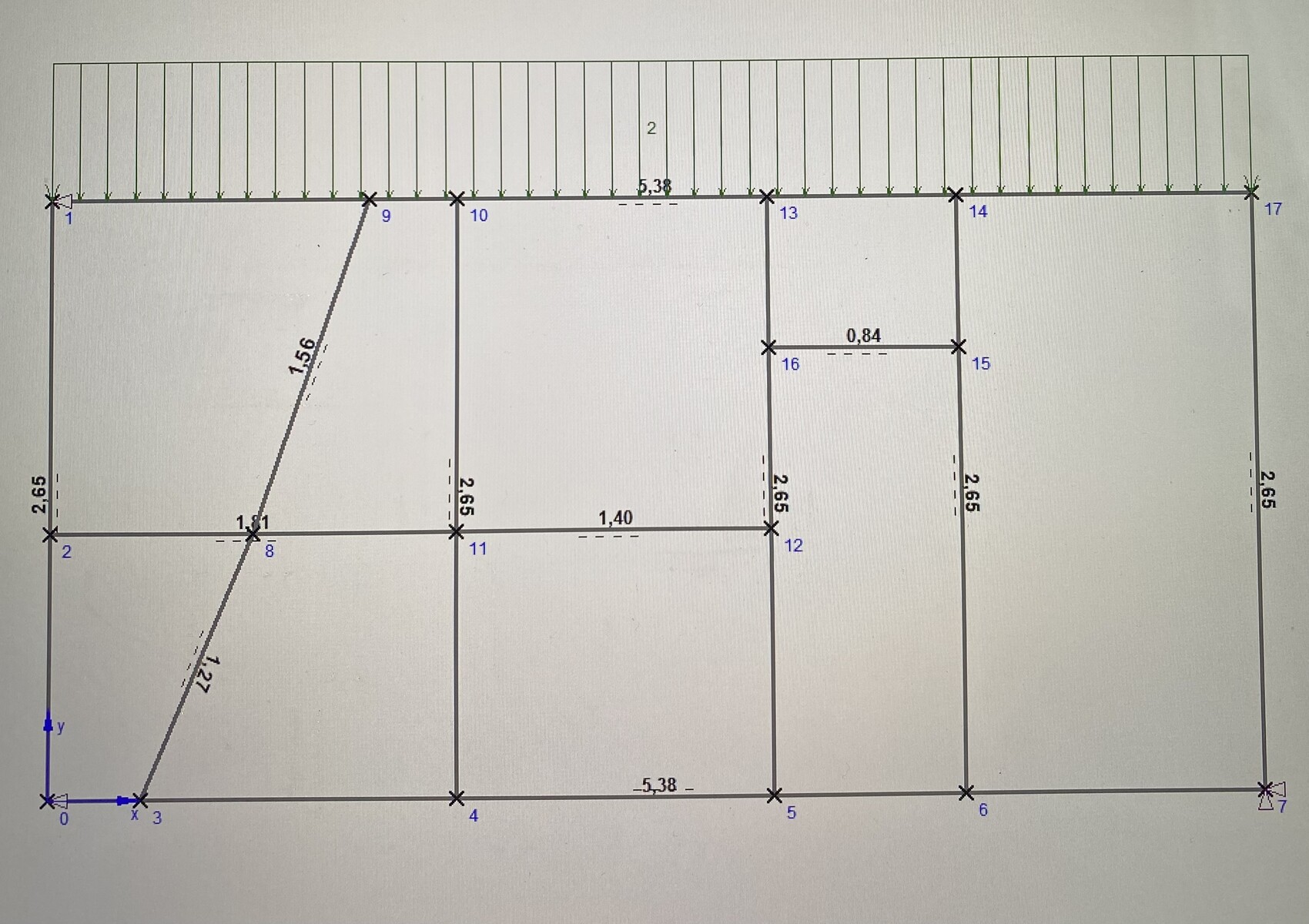 Technischer Grundriss eines Gebäudes mit Gitternetz, Koordinaten, Abständen und diagonale Linie.