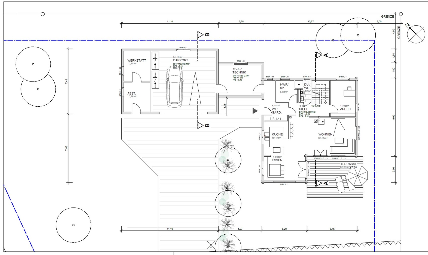 Grundriss eines Hauses mit Garage, Carport, Werkstatt, Küche, Wohnzimmer, Terrasse und Garten.