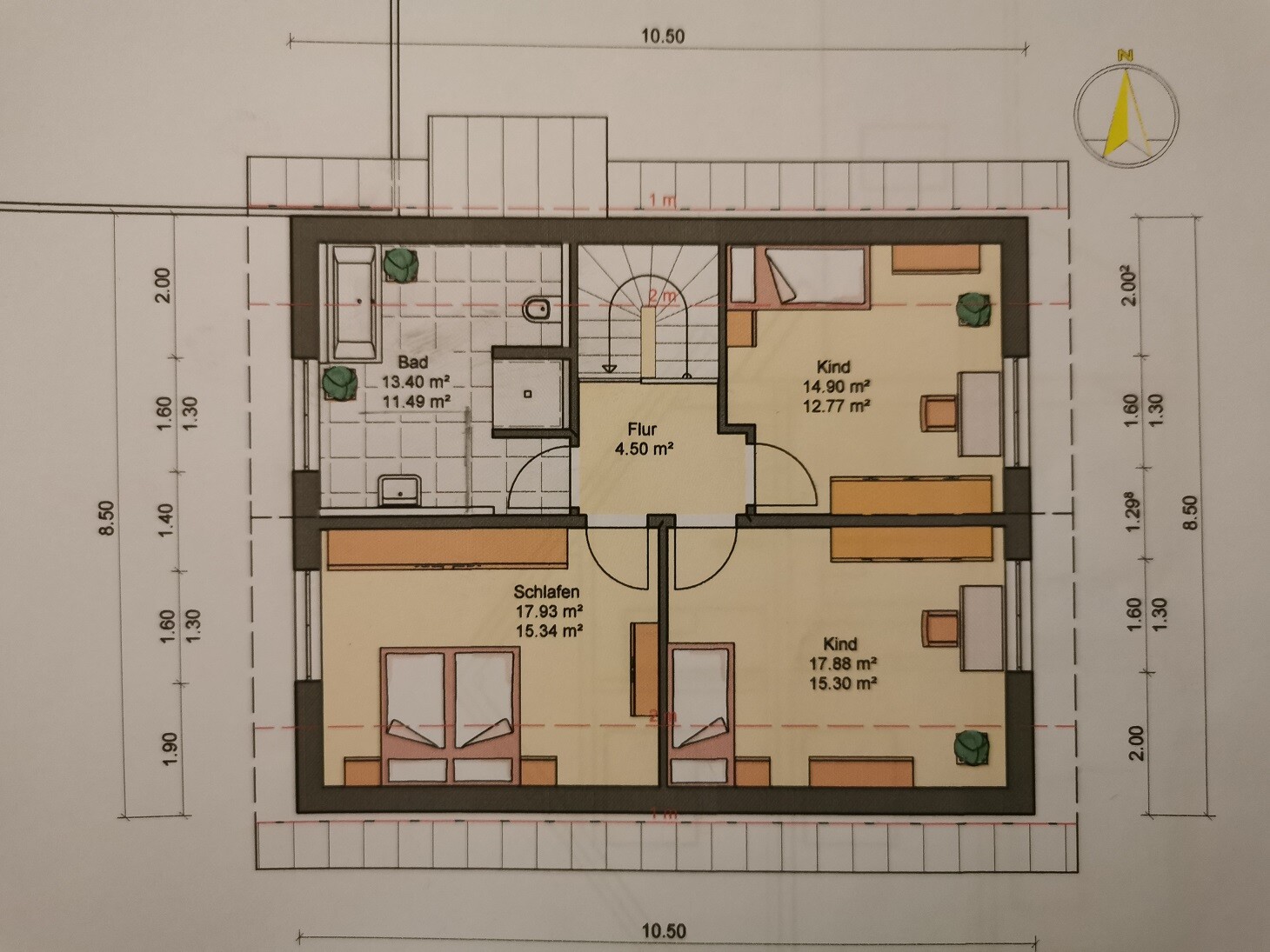 Grundriss eines Dachgeschosses: Bad, Flur, Schlafen, zwei Kinderzimmer, Treppe.