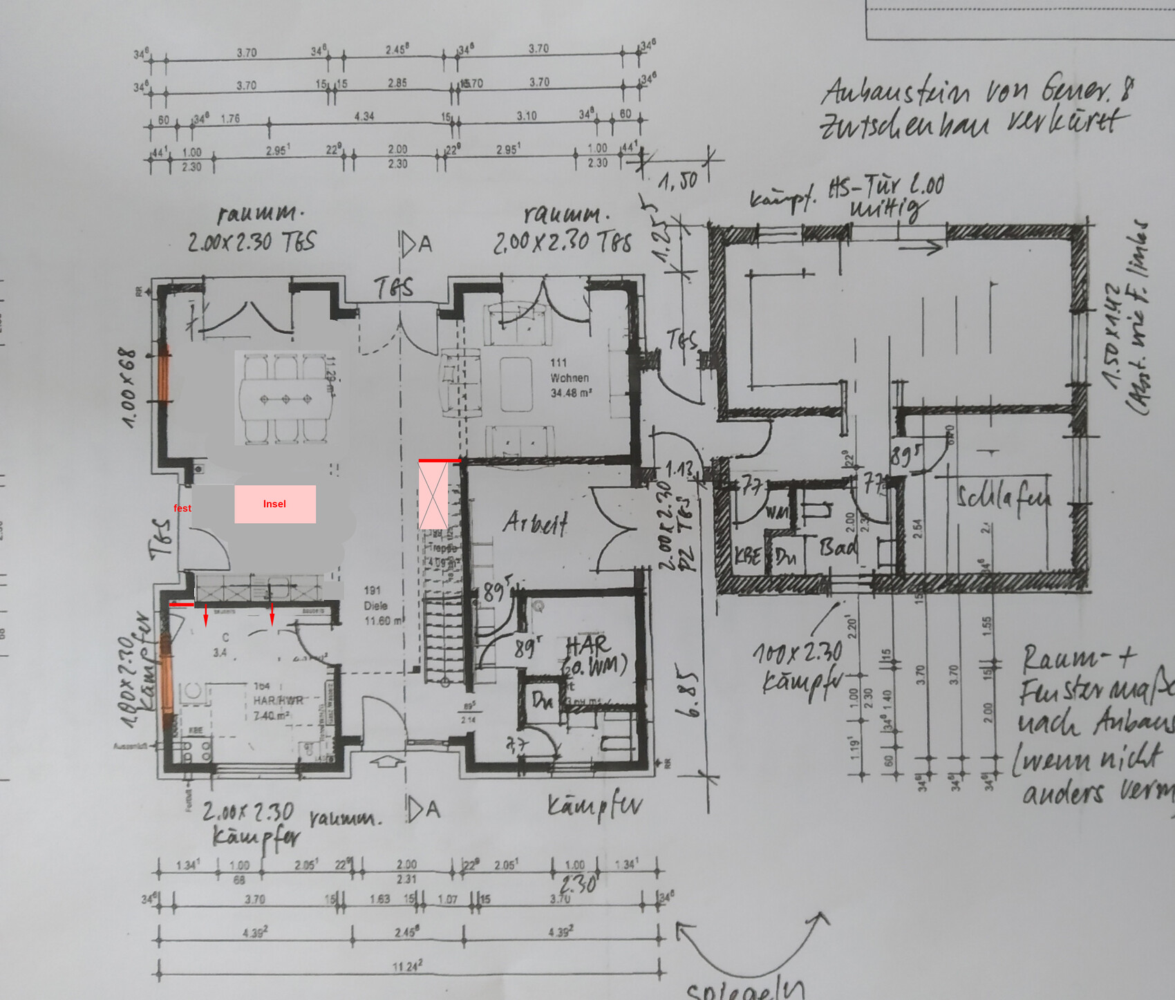 Detaillierter Grundriss eines Hauses: Küche mit Insel, Wohnraum, Arbeitszimmer und Schlafräume.