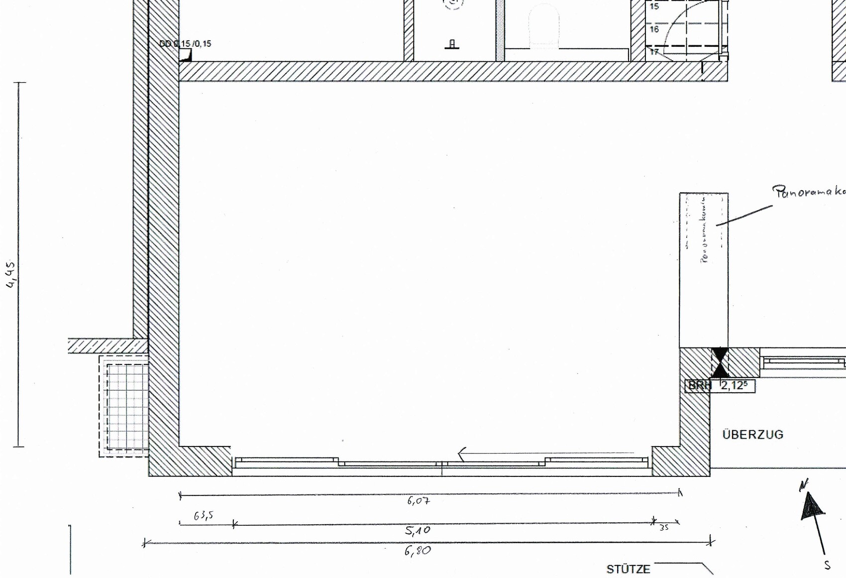 Detaillierter architektonischer Grundrissplan mit Maßen, Wandlinien und Türen.
