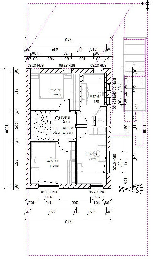 Grundriss eines Wohnhauses mit Treppe, Türen, Wänden und Maßlinien (Zentimeter).