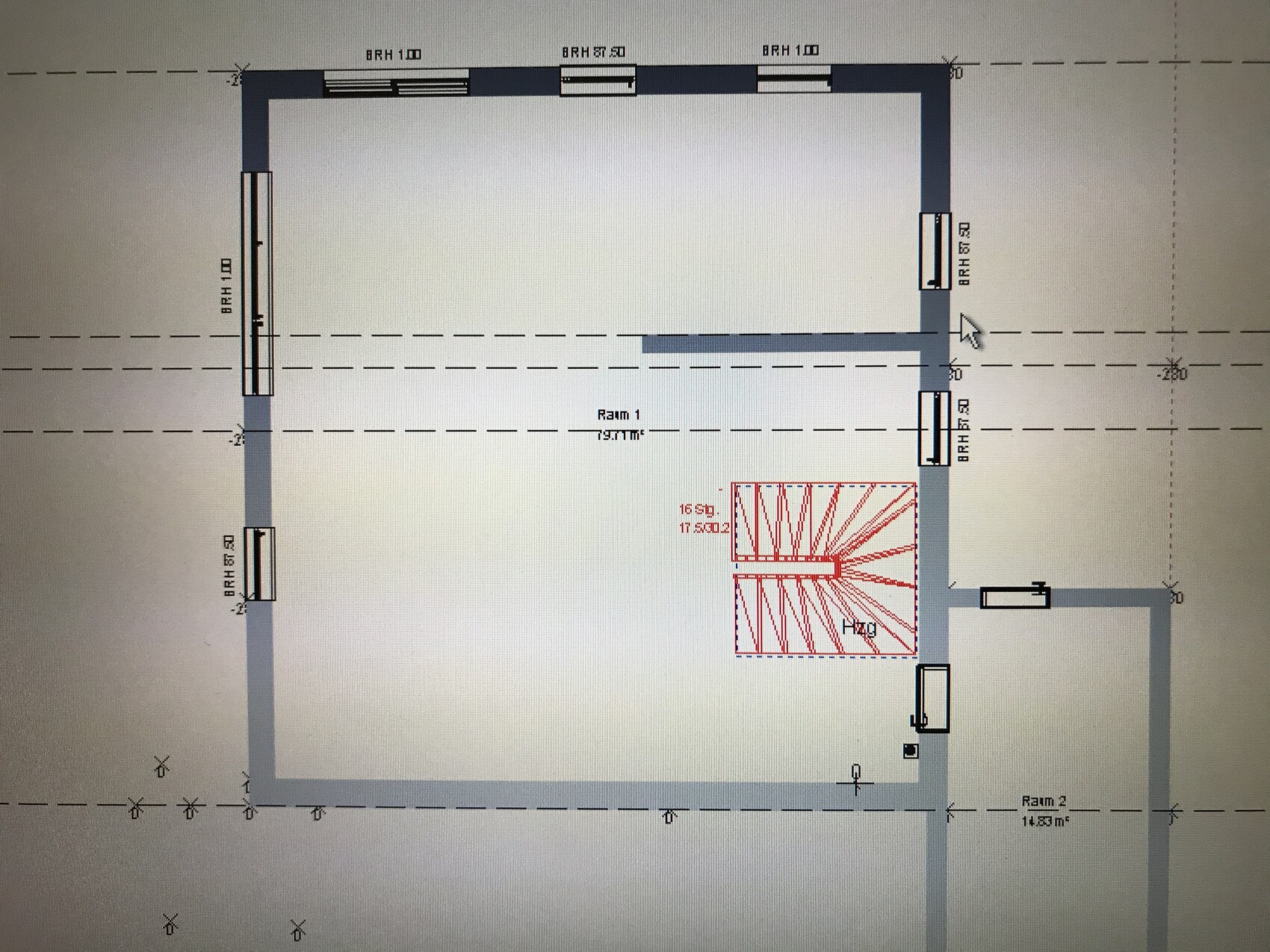 Grundriss eines Gebäudeteils mit Außenwänden, rotem Treppenhaus und Ram 1/Ram 2.