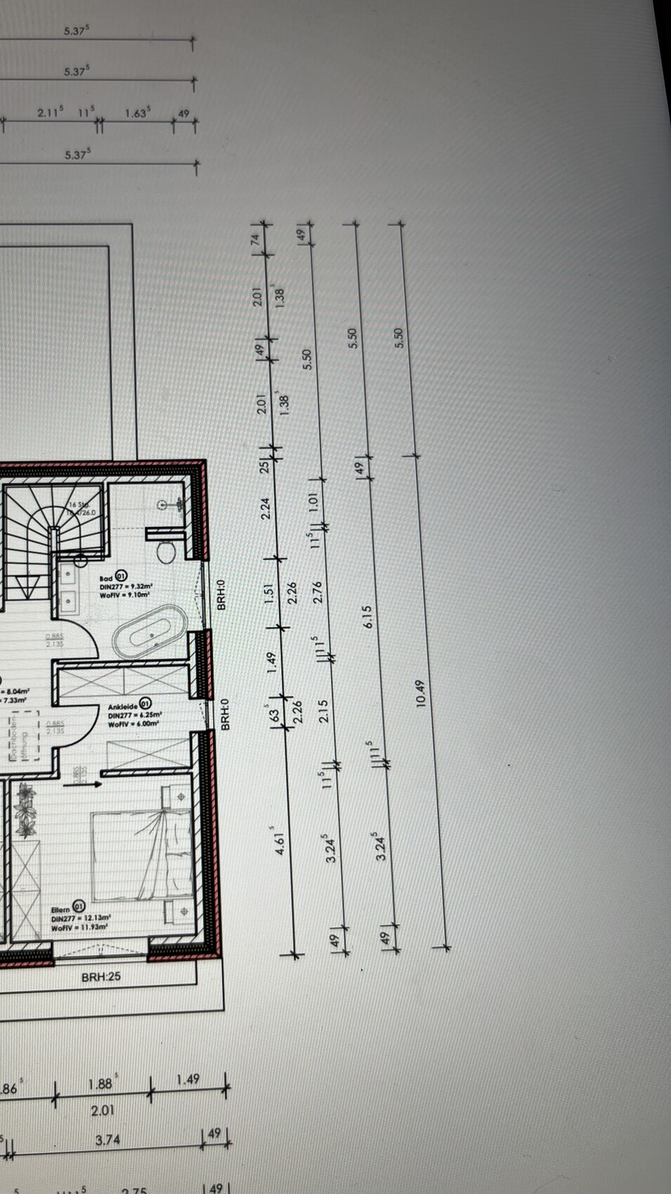 Grundriss eines Wohnhauses: Treppenhaus, Bad mit Badewanne, Elternschlafzimmer, Flure, Maßangaben.