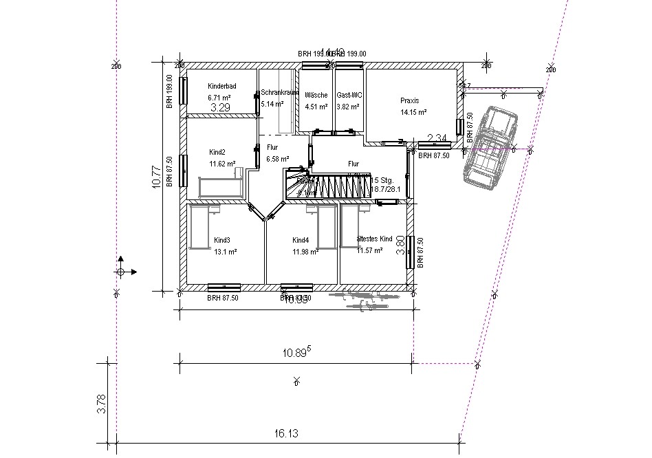 Grundriss eines Hauses mit mehreren Kinderzimmern, Fluren, Bad, Wäsche und Auto auf der Einfahrt.