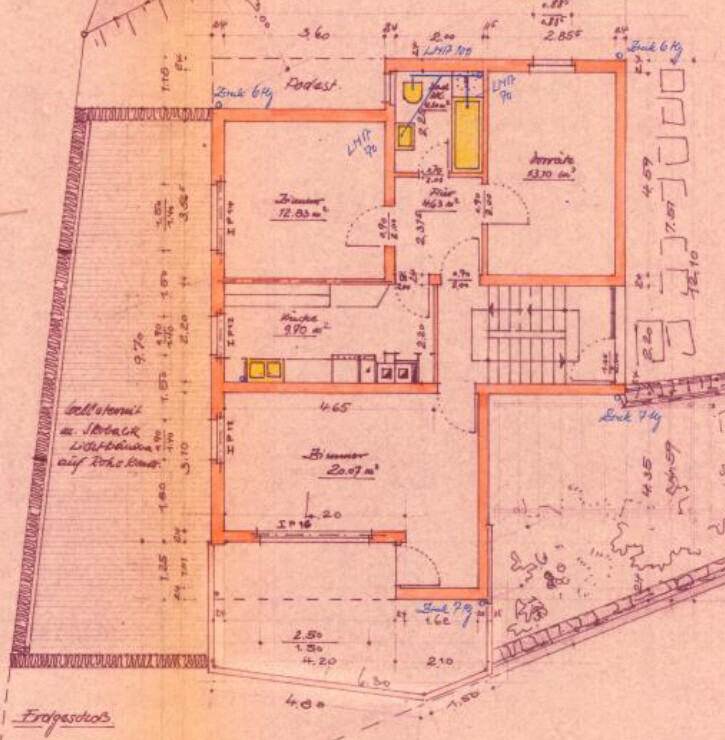 Grundriss eines Hauses: handgezeichneter Plan mit Zimmern, Türen und Maßen.