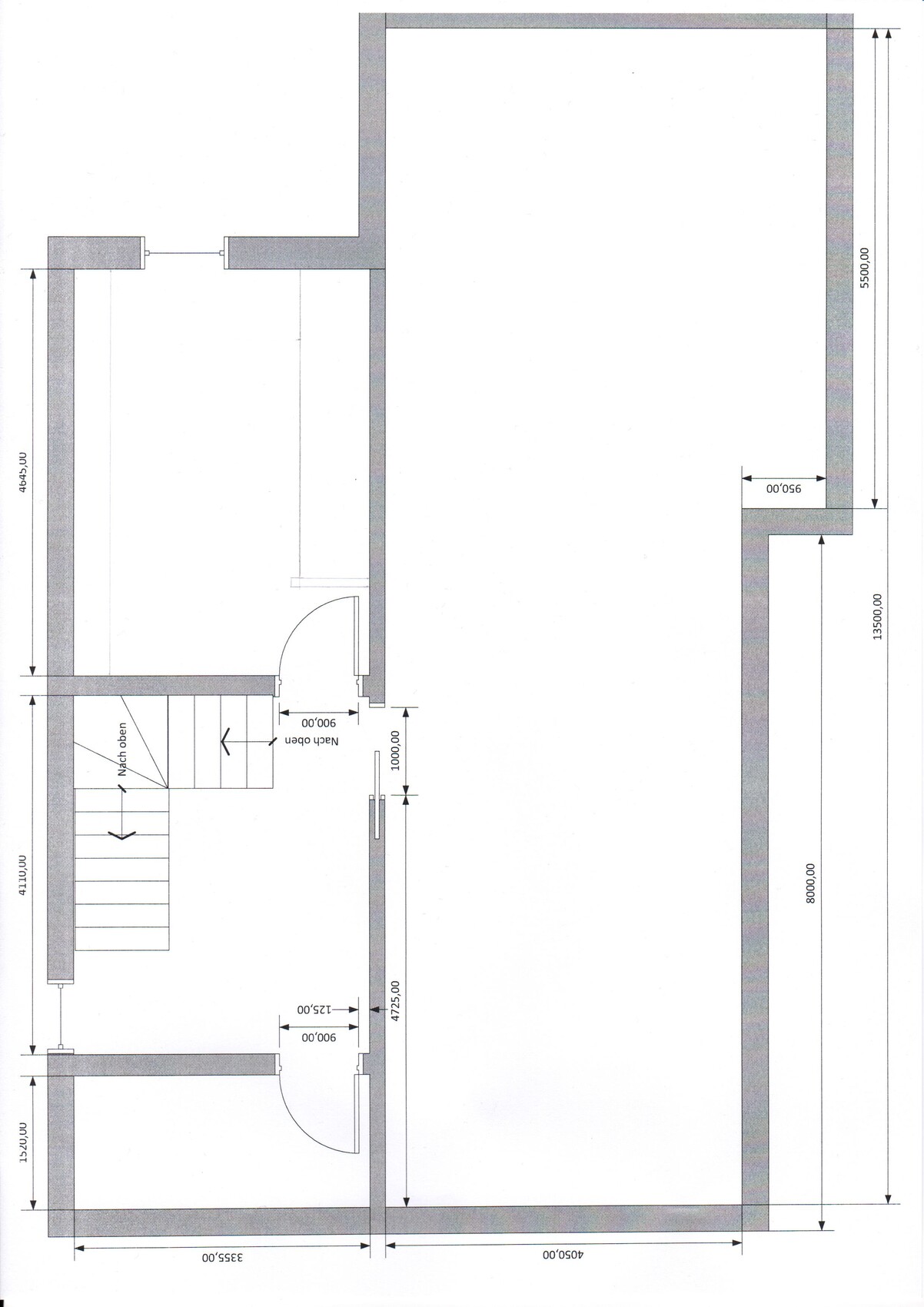 Grundriss: Innenraum mit Treppe, Türen, Wänden und Maßlinien in mm.