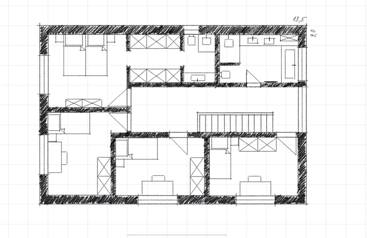 Schwarz gezeichneter Grundrissplan eines Wohnhauses mit mehreren Zimmern, Türen und Möbeln.