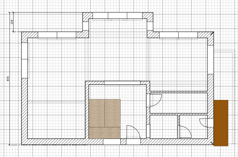 Grundriss eines Gebäudes mit mehreren Zimmern, Türen, Wänden und braunen Möbeln.