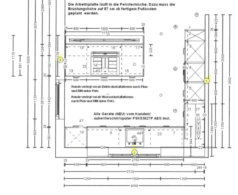 Technischer Grundriss eines Raums mit Abmessungen und Installationen