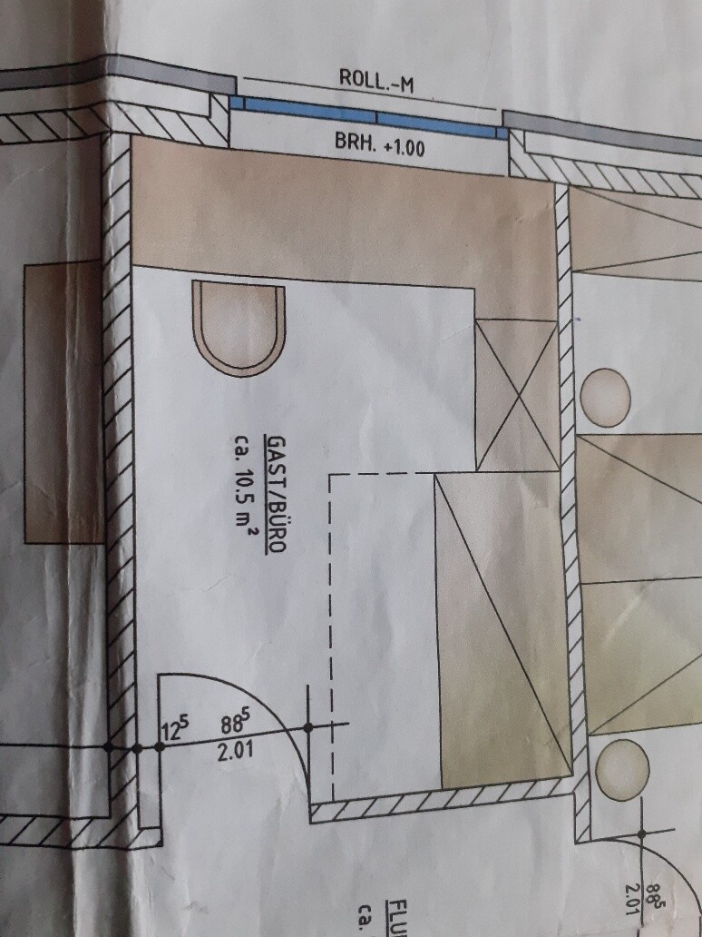 Grundriss: Gast-/Büro-Raum ca. 10,5 m² mit Türbogen und Wandaufbau.