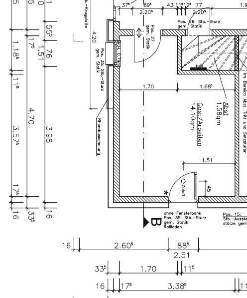 Grundriss eines Gebäudeteils: Innenraum mit Wänden, Türen, Fenstern und Maßangaben.