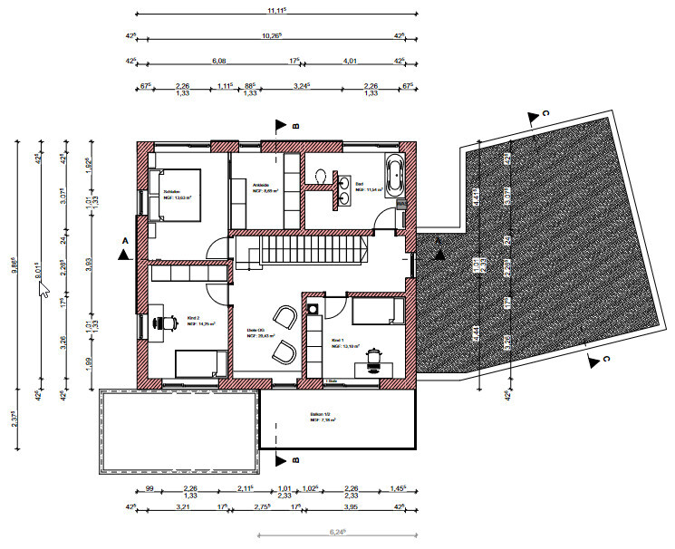 Grundriss eines Einfamilienhauses mit mehreren Zimmern, Treppen, Türen und Außenbereich.