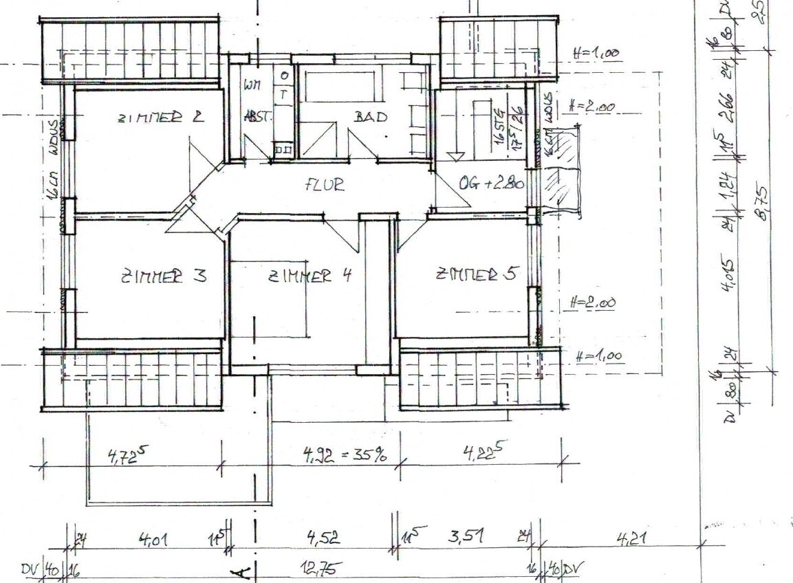 Grundriss eines Hauses mit Flur, Bad, Zimmer 2–5 und Balkone.