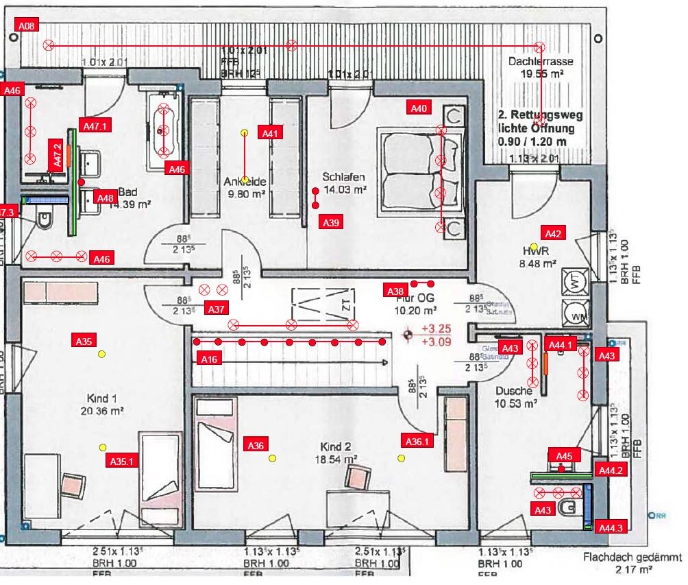 Grundriss eines Wohnhauses: Zimmer wie Bad, Schlafen, Kind 1/2, Ankleide; rote Axx-Markierungen.
