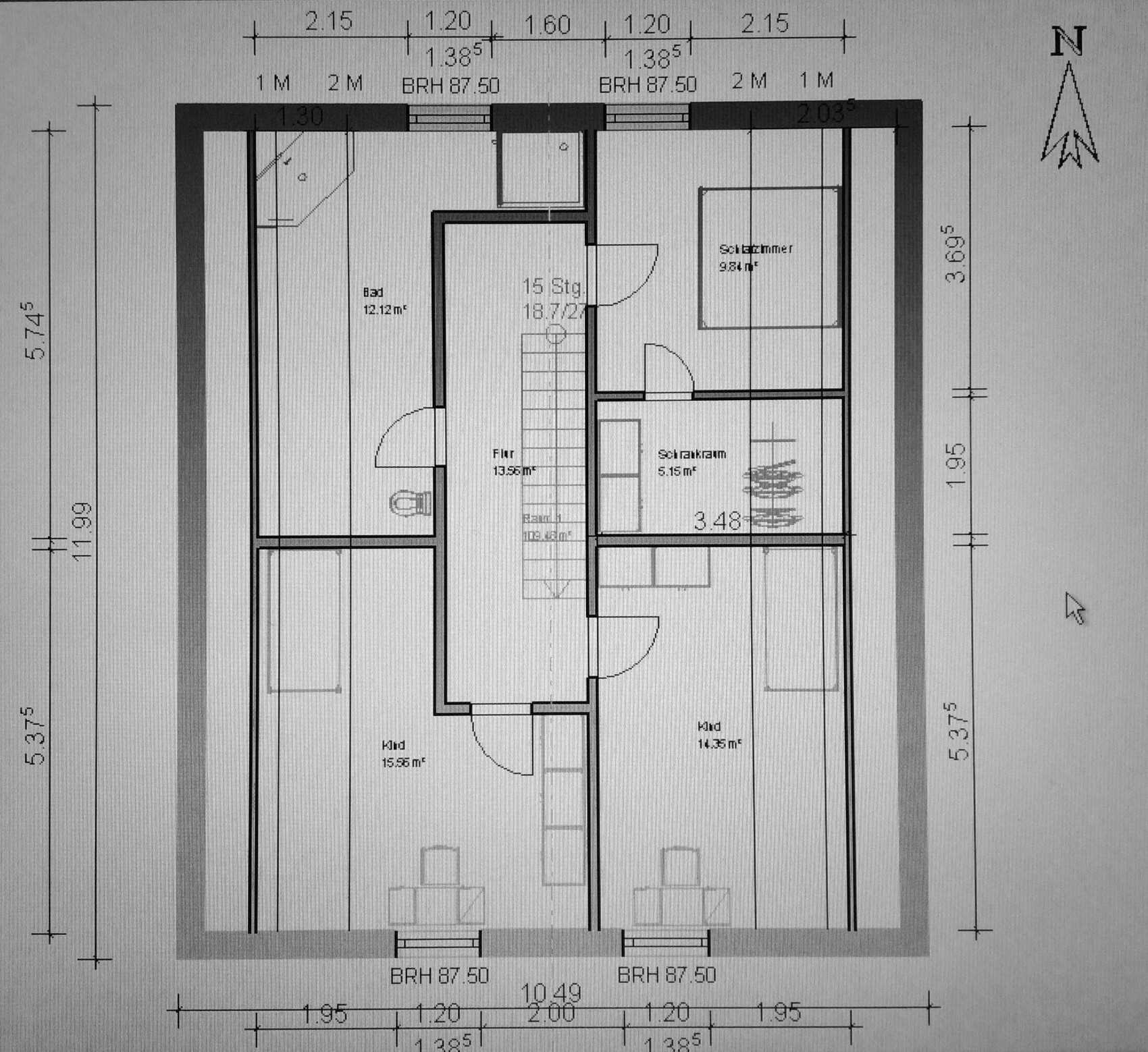 Grundriss eines Hauses: Flur, Bad, Schlafzimmer, zwei Kinderzimmer und Treppe