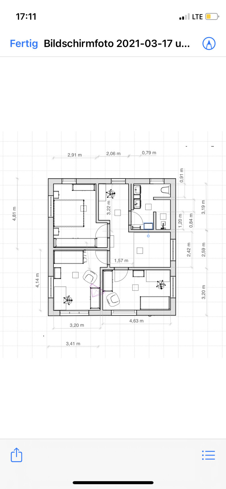 Grundriss eines Hauses mit mehreren Zimmern, Türen, Möbeln und Abmessungen in Metern.