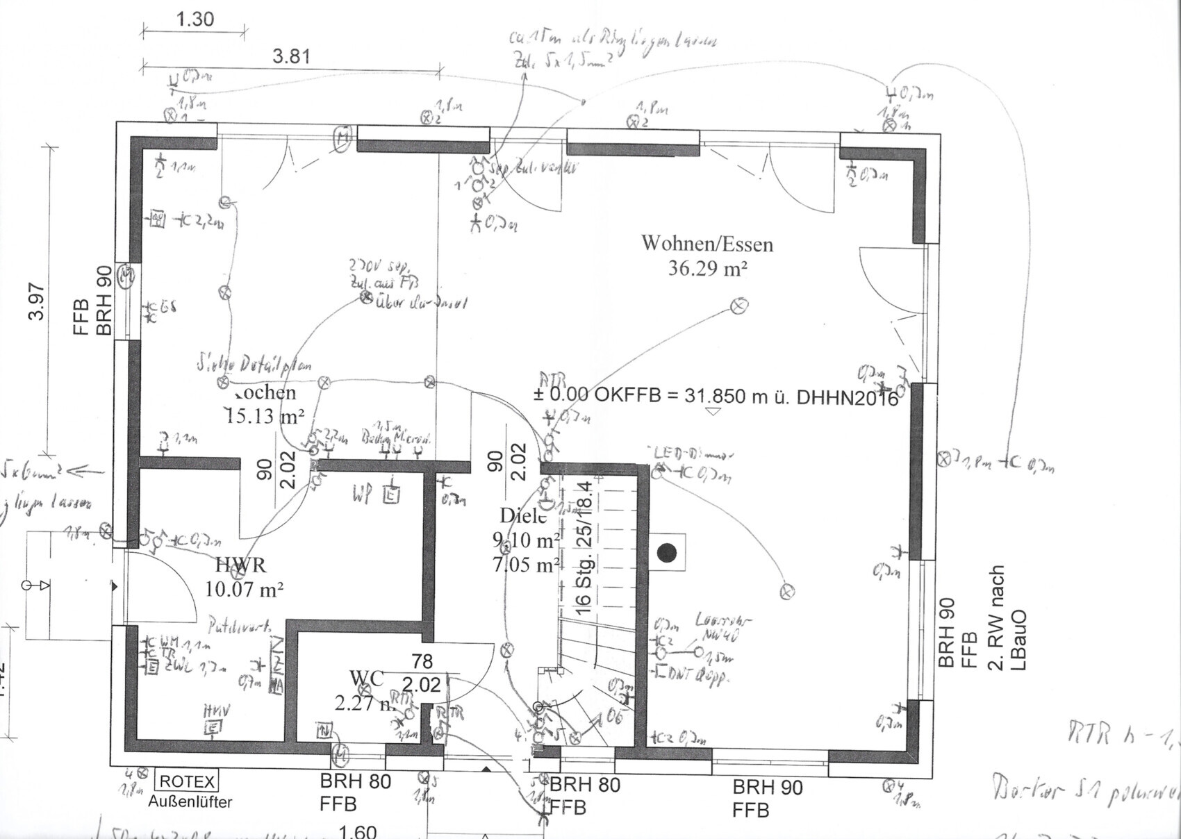 Grundriss eines Hauses: Wohnen/Essen, Küche, Diele, HWR, WC und Treppen.