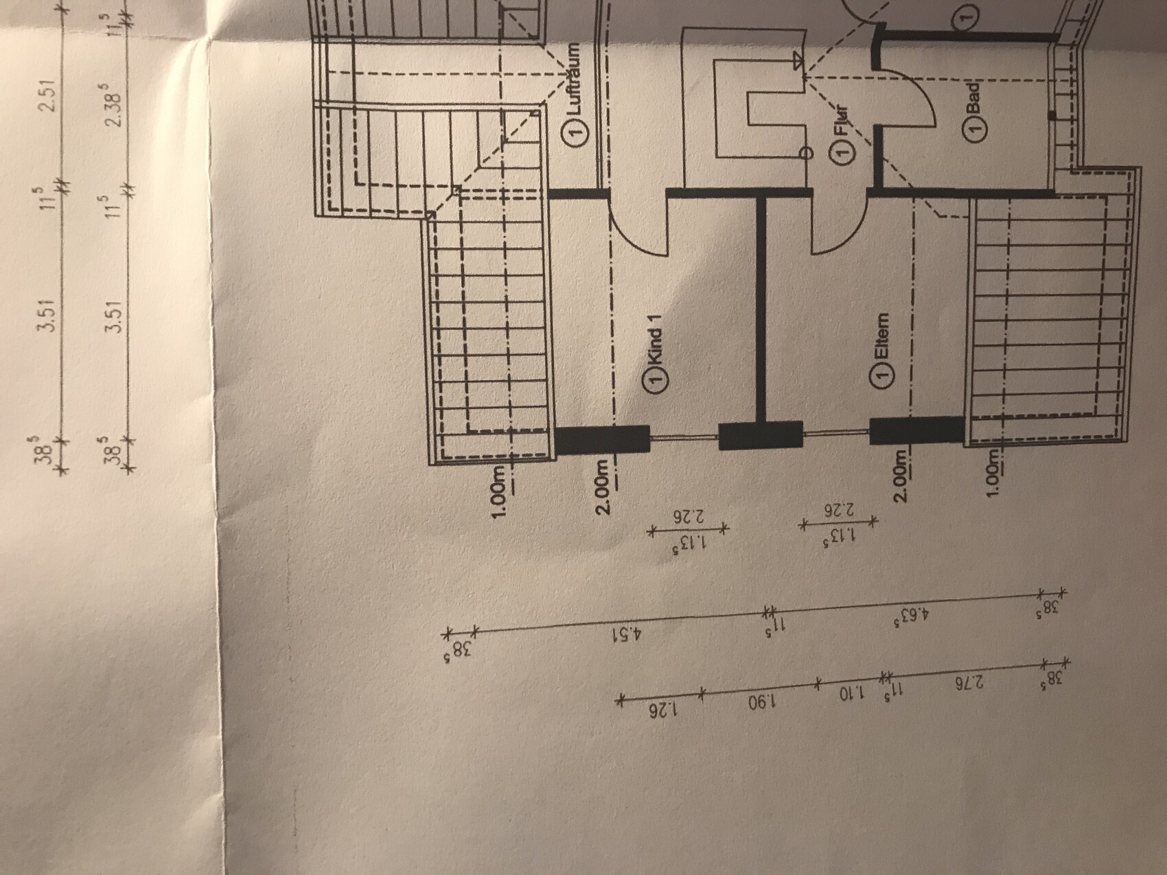 Grundriss eines Hauses mit Treppe, Flur, Bad sowie Eltern- und Kinderzimmer.
