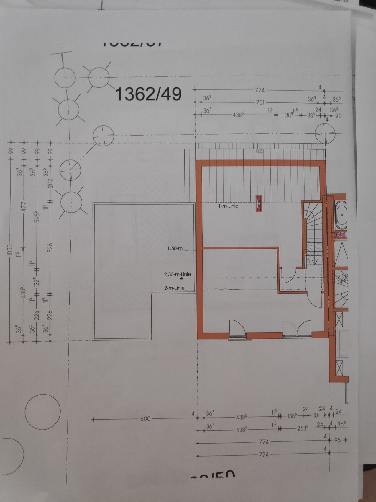 Grundriss eines Gebäudes mit orange markiertem Innenbereich und Treppenbereich rechts