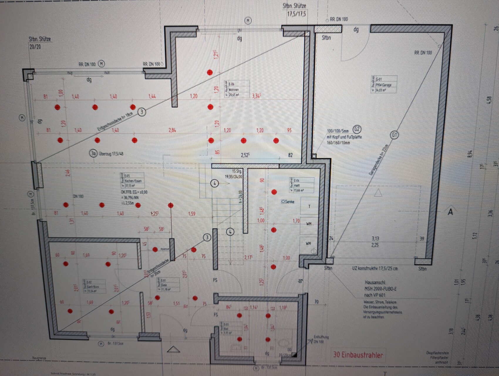 Grundriss eines Gebäude-Grundplans mit Wänden, Türen, Maßen und roten Markierungspunkten.
